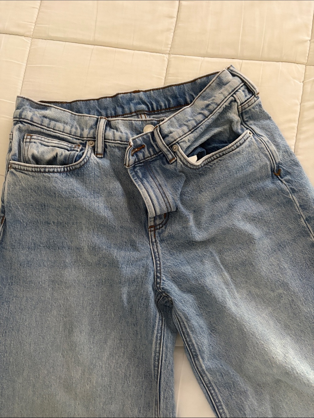Vuori High-Rise Wide-Leg Jeans in light wash indigo - Picture 3 of 6